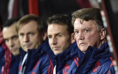 HLV Van Gaal bất lực trên băng ghế chỉ đạo