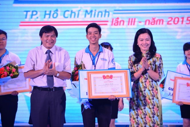 Thí sinh Trương Văn An (Trường ĐHKHXH&NV- ĐHQG TP.HCM) đạt giải nhì hội thi Thủ lĩnh sinh viên TP.HCM lần III năm 2015 tối 19-12 - Ảnh: Quang Định