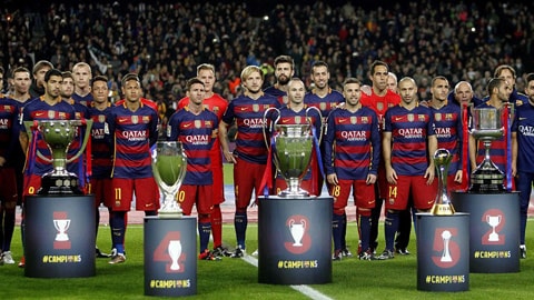 Các cầu thủ Barca giới thiệu 5 danh hiệu vô địch trong năm 2015