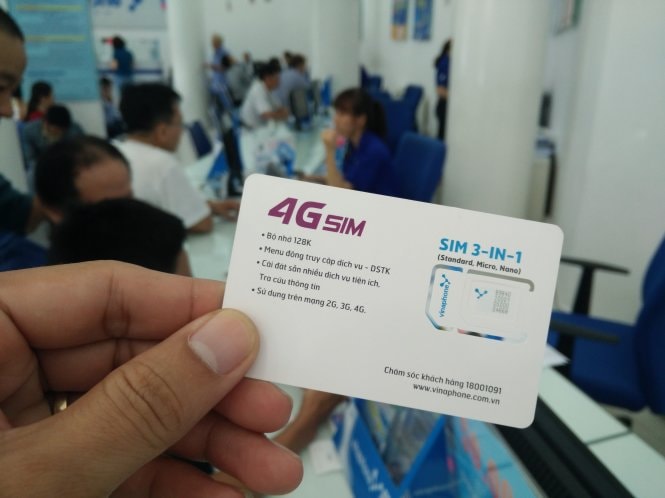 Người dùng phải đổi sang SIM 4G mới sử dụng được mạng 4G của Vinaphone. - Ảnh: Đức Thiện