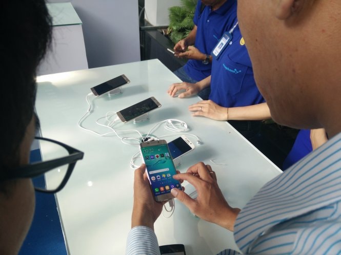 Khách hàng trải nghiệm dịch vụ 4G. - Ảnh: Đức Thiện