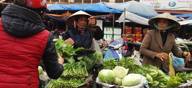 Tấp nập người mua đồ cúng ông Táo, giá không tăng 