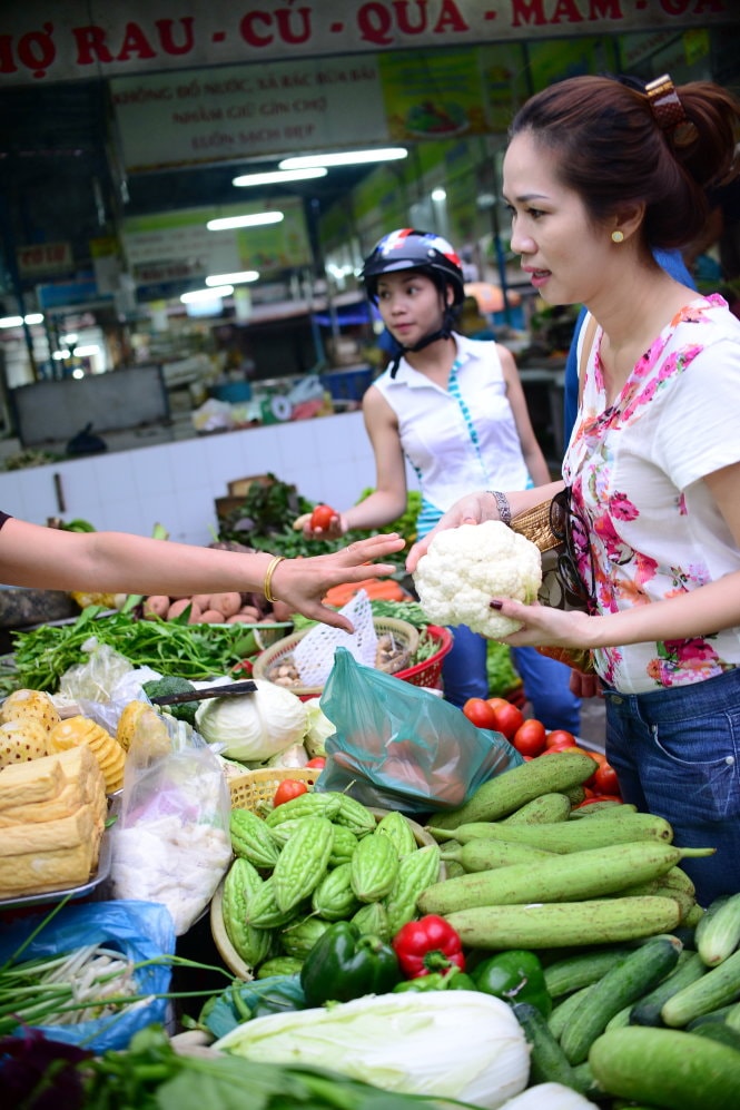 Xăng giảm, giá thực phẩm không giảm 