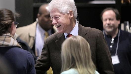 Hơn 45.000 người ký đơn đòi bắt ông Bill Clinton 