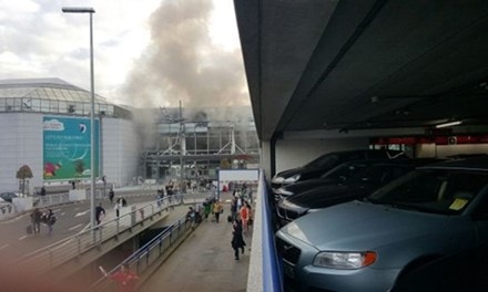 Khói bốc lên tại sân bay Zaventem, Brussels. Ảnh: Telegraph/Twitter.