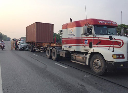 tong-vao-xe-container-dung-giua-duong-tai-xe-taxi-guc-trong-cabin