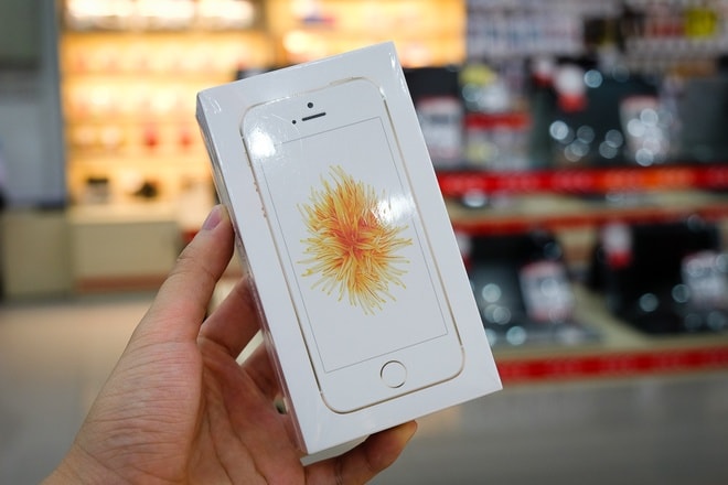 iPhone SE chính hãng lên kệ với giá từ 11,5 triệu đồng