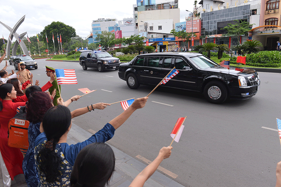 Người dân TP.HCM đứng kín ven đường tiễn ông Obama 