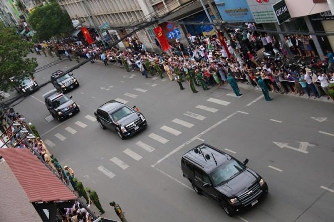 Người dân TP.HCM đứng kín ven đường tiễn ông Obama 