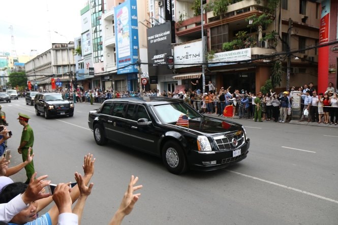 Người dân TP.HCM đứng kín ven đường tiễn ông Obama 