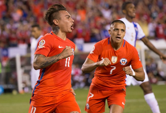 Sanchez và Vargas tỏa sáng giúp Chile vào tứ kết