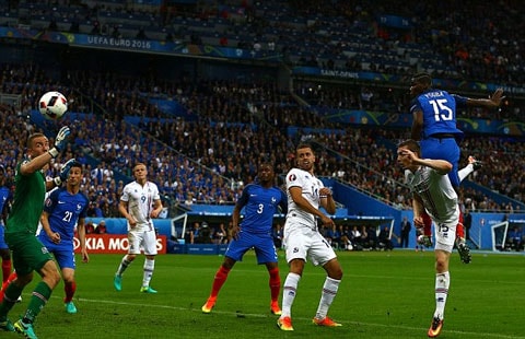 Pogba đánh đầu rung lưới Iceland