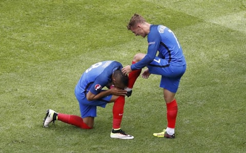 Bộ đôi Payet và Griezmann ăn mừng bàn thắng một cách ấn tượng