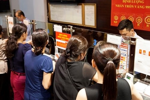 Bán hơn 2 lượng vàng không được nhận tiền mặt - ảnh 1