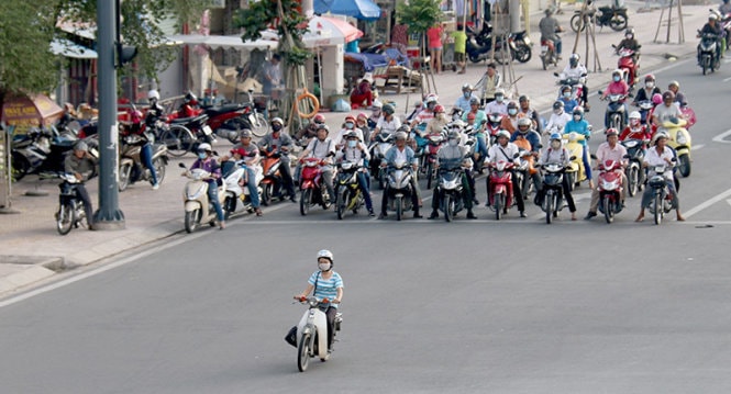 Phạt như vượt đèn đỏ, nên chăng bỏ luôn đèn vàng? 