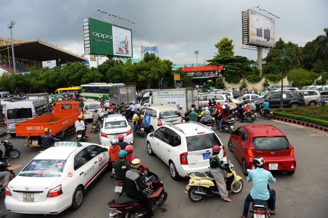 Kẹt xe kinh hoàng cửa ngõ sân bay Tân Sơn Nhất 