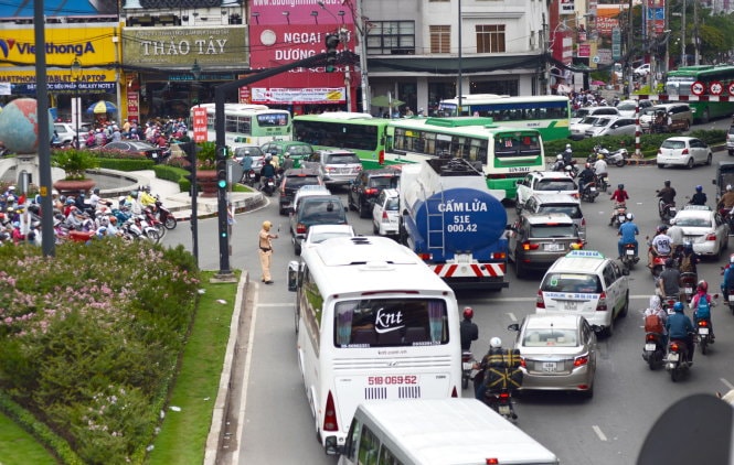 Kẹt xe kinh hoàng cửa ngõ sân bay Tân Sơn Nhất 