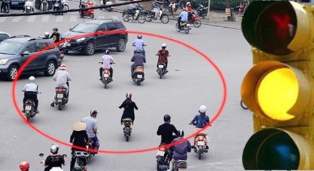 Trường hợp đèn vàng nhưng người tham gia giao thông đã đi vào khu vực ngã tư thì được đi tiếp. Ảnh minh họa