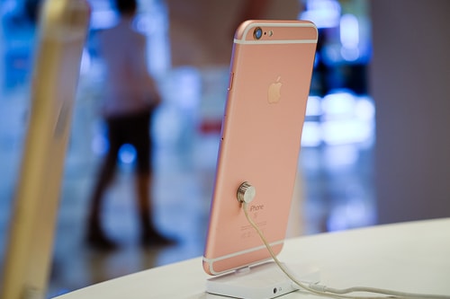 iPhone 6s, 6s Plus vẫn bán tốt dù iPhone 7 đã phổ biến và giảm giá.