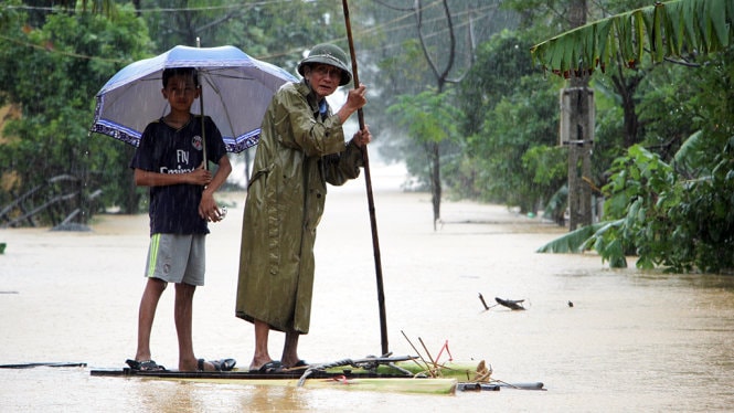 Nhiều người chết và tàu trôi ra biển do mưa lũ 