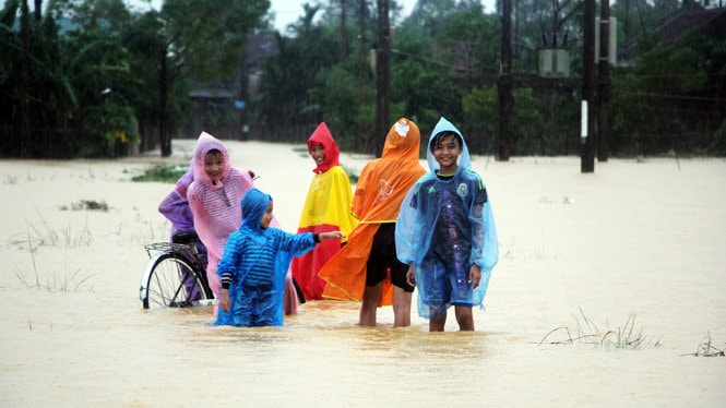 Nhiều người chết và tàu trôi ra biển do mưa lũ 