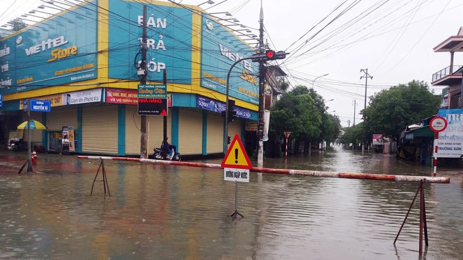 Nhiều người chết và tàu trôi ra biển do mưa lũ 