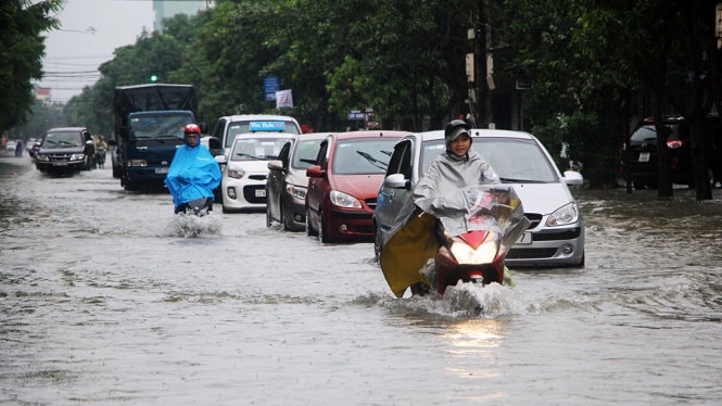 Nhiều người chết và tàu trôi ra biển do mưa lũ 