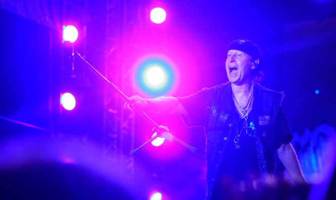 Scorpions hát Wind of change trong đêm đầy gió 