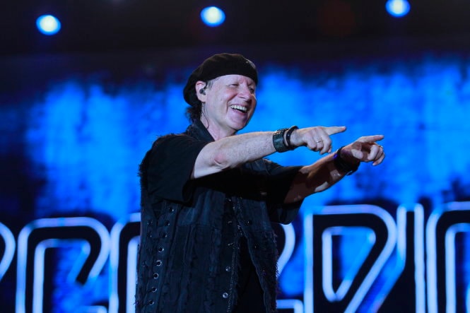 Scorpions hát Wind of change trong đêm đầy gió 