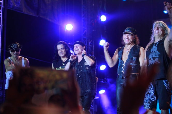 Scorpions hát Wind of change trong đêm đầy gió 