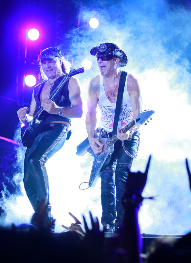 Scorpions hát Wind of change trong đêm đầy gió 