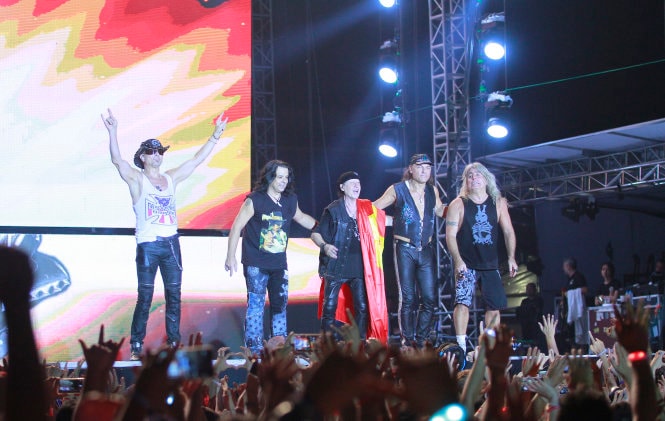 Scorpions hát Wind of change trong đêm đầy gió 