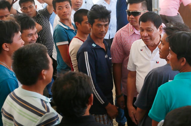 Tổng thống Duterte tiễn 17 ngư dân Việt Nam về nước 