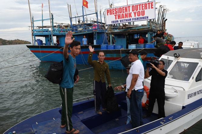 Tổng thống Duterte tiễn 17 ngư dân Việt Nam về nước 