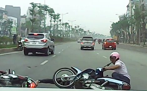 Danh tính chủ xe Innova tạt ngã cô gái, bỏ chạy, lái xe, tài xế, đi xe, ô tô