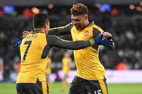 Sanchez và Oxlade-Chamberlain ăn mừng bàn thắng