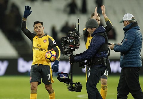 Sanchez góp công ở 4 bàn thắng của Arsenal với 1 cú hat-trick và 1 đường kiến tạo