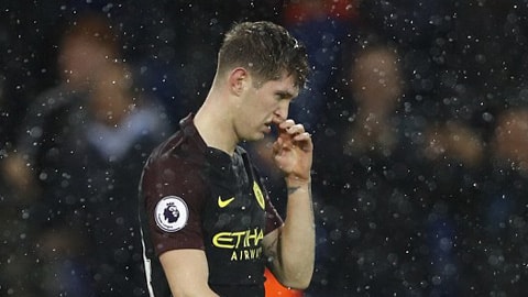 Ở hàng thủ John Stones có một ngày thi đấu tệ hại khi mắc lỗi ở 2 trong số 4 bàn thua của đội nhà