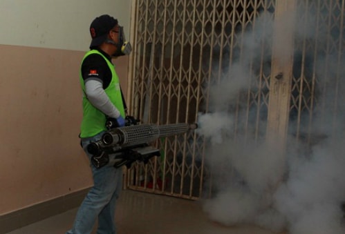 Nhân viên y tế sử dụng kỹ thuật mới phun hơi nóng diệt muỗi phòng chống bệnh do virus Zika tại ký túc xá đại học ở TP HCM. Ảnh: Phương Vy.