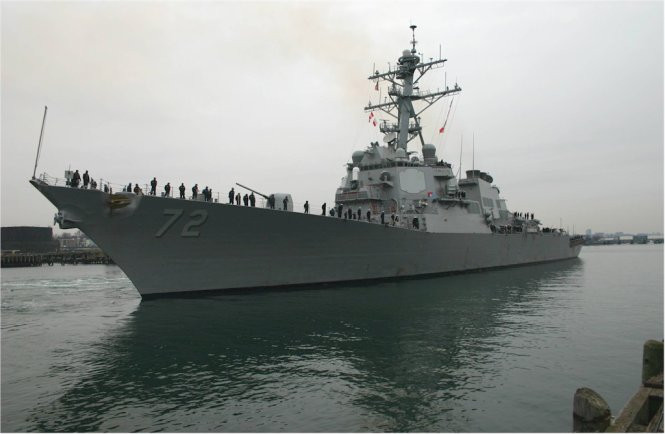 Mỹ bắn cảnh cáo tàu chiến của Iran 