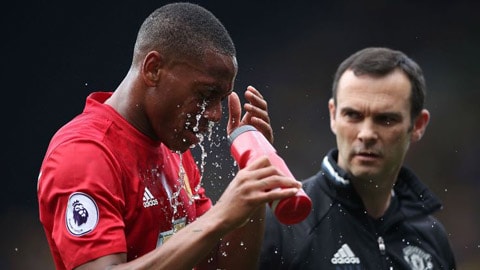 Bị bỏ rơi, Martial lại lục đục với Mourinho