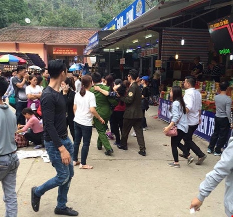 Bà cụ bị đánh ngất do dẫm chân cô gái khi đi chùa Hương