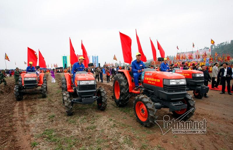 Chủ tịch nước lái máy cày trong lễ Tịch điền