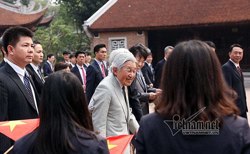 nhà vua Nhật Bản, Nhật hoàng, hoàng hậu Nhật Bản, Nhà vua Nhật Bản thăm Văn miếu