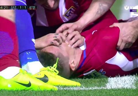 Các cầu thủ lấy tay móc miệng Torres
