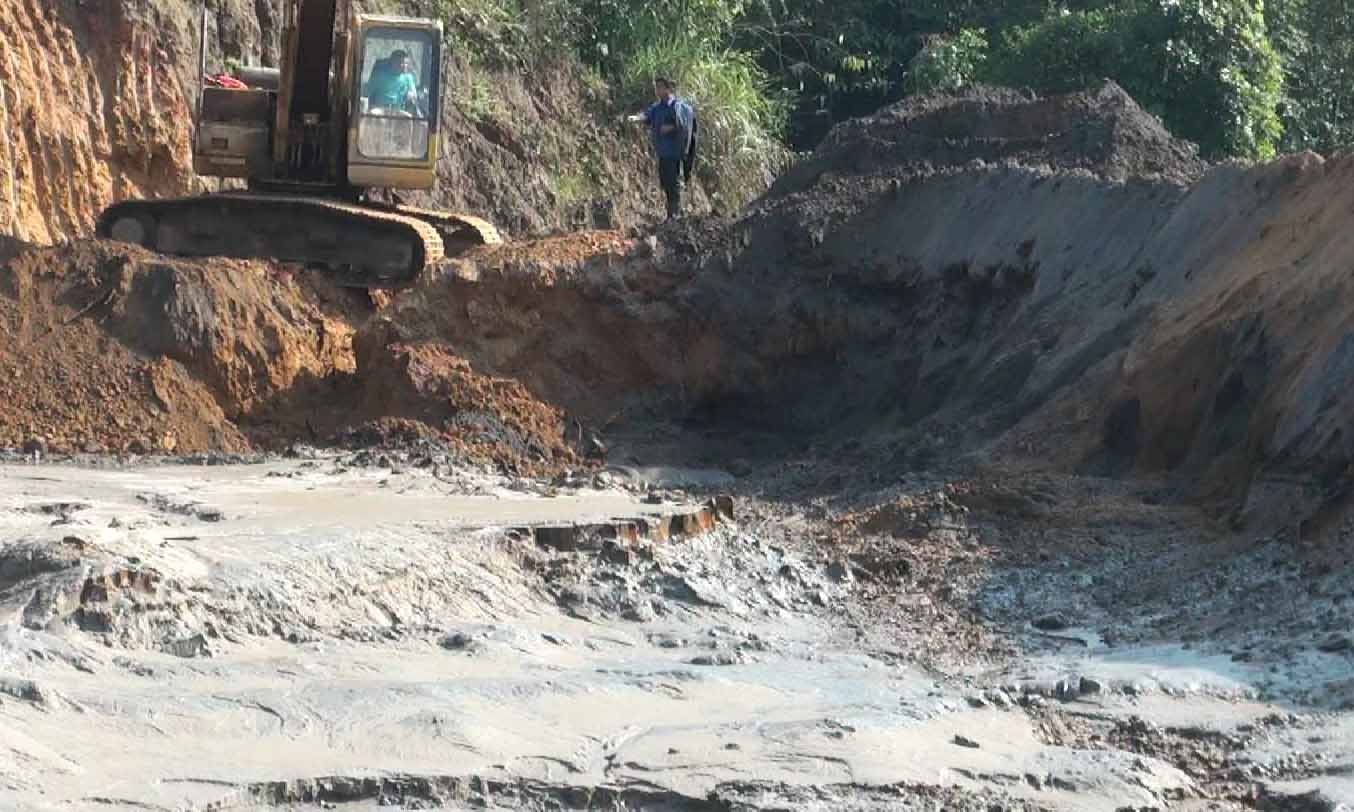 Vỡ đập bùn thải, chất độc hại, cá chế hàng loạt