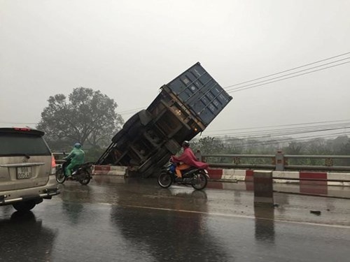 3 container mất lái trên cầu Thanh Trì, giao thông tê liệt ảnh 2