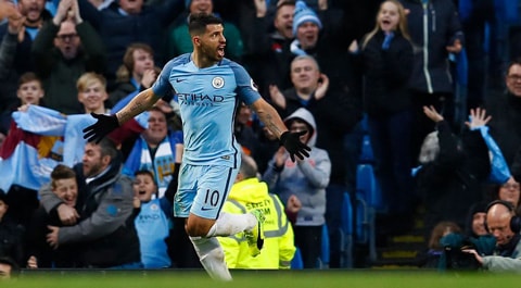 Aguero đệm bóng cận thành ghi bàn cho Man City