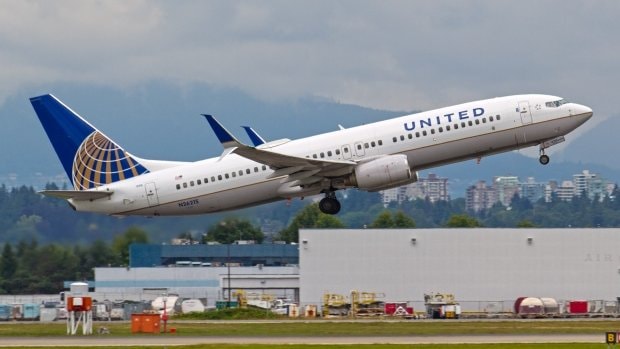 ​United Airlines mất 1 tỉ USD sau vụ lôi hành khách xuống máy bay 