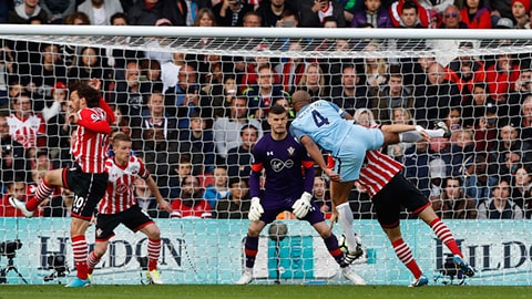 Kompany mở màn chiến thắng của Man City